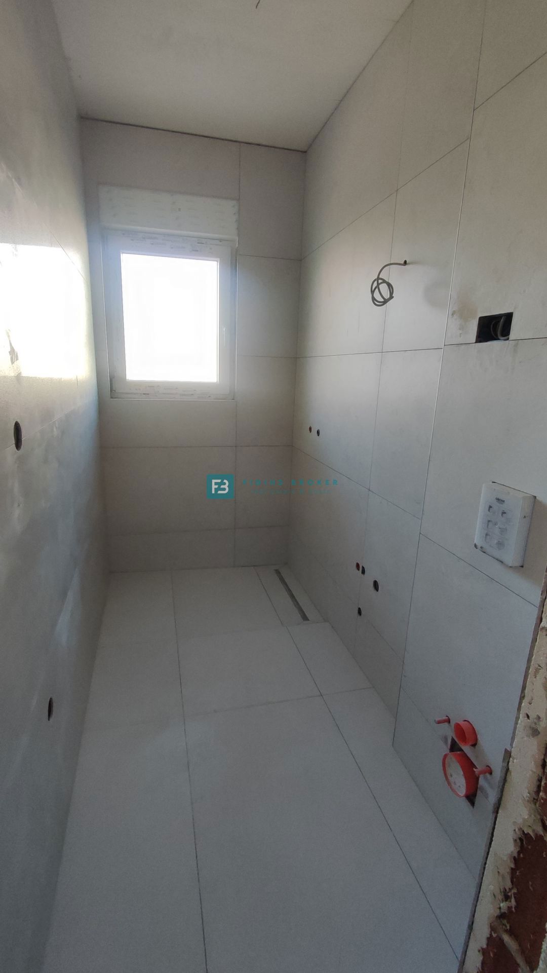 VODICE, novogradnja, 1. kat, 650 m do plaže