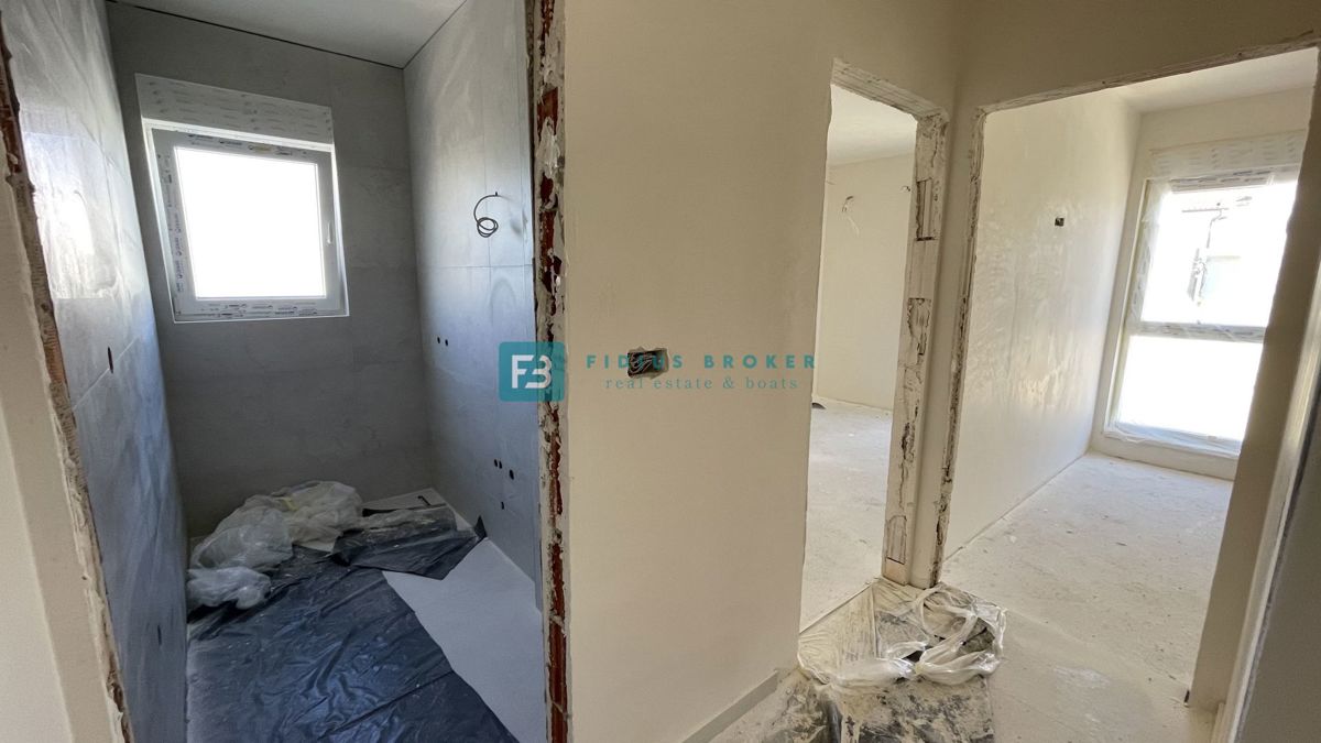 VODICE, novogradnja, 1. kat, 650 m do plaže