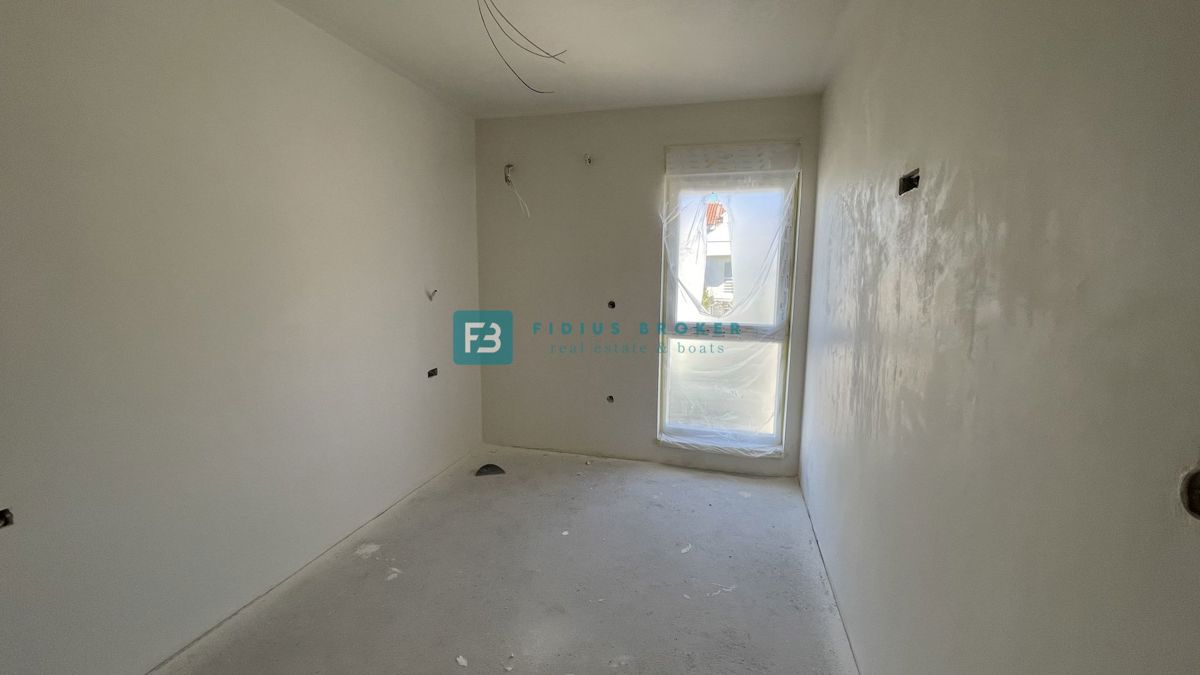 VODICE, novogradnja, 1. kat, 650 m do plaže