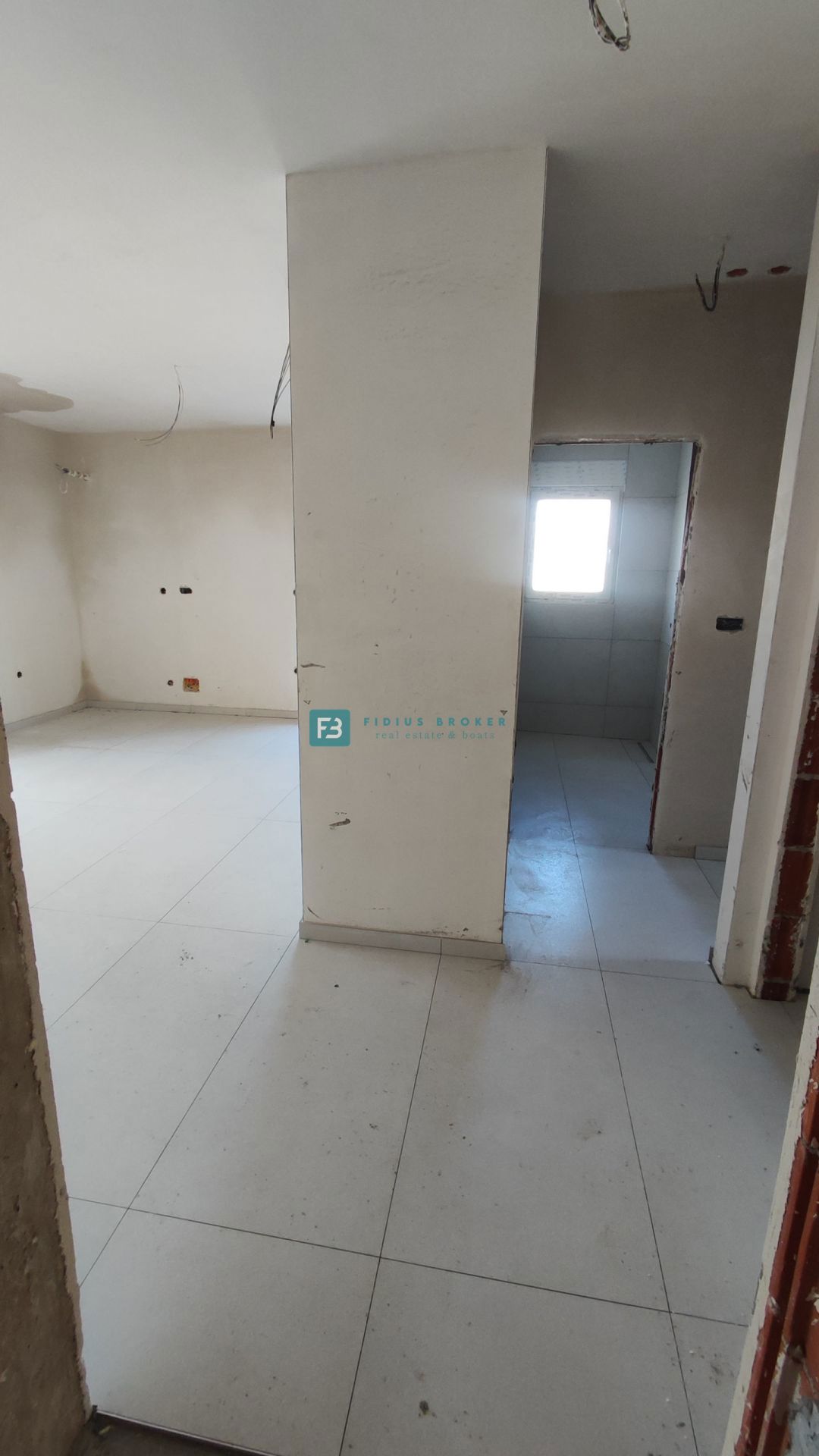 VODICE, novogradnja, 1. kat, 650 m do plaže