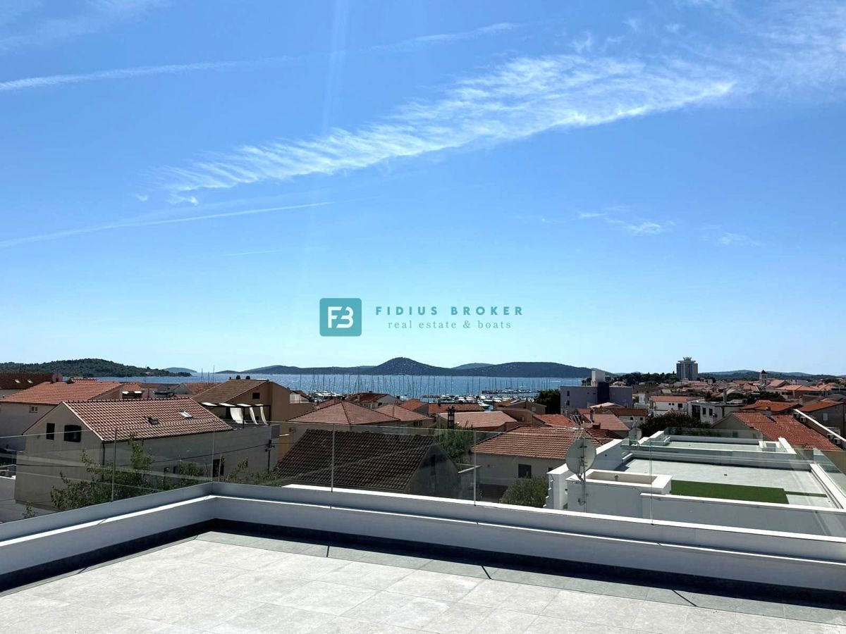 VODICE, novo, 2. nadstropje + strešna terasa, luksuzno stanovanje, 250 m od obale, panoramski pogled na morje