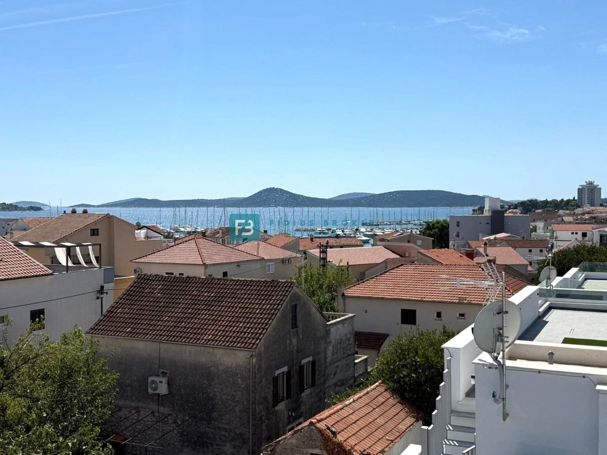 VODICE, novo, 2. nadstropje + strešna terasa, luksuzno stanovanje, 250 m od obale, panoramski pogled na morje