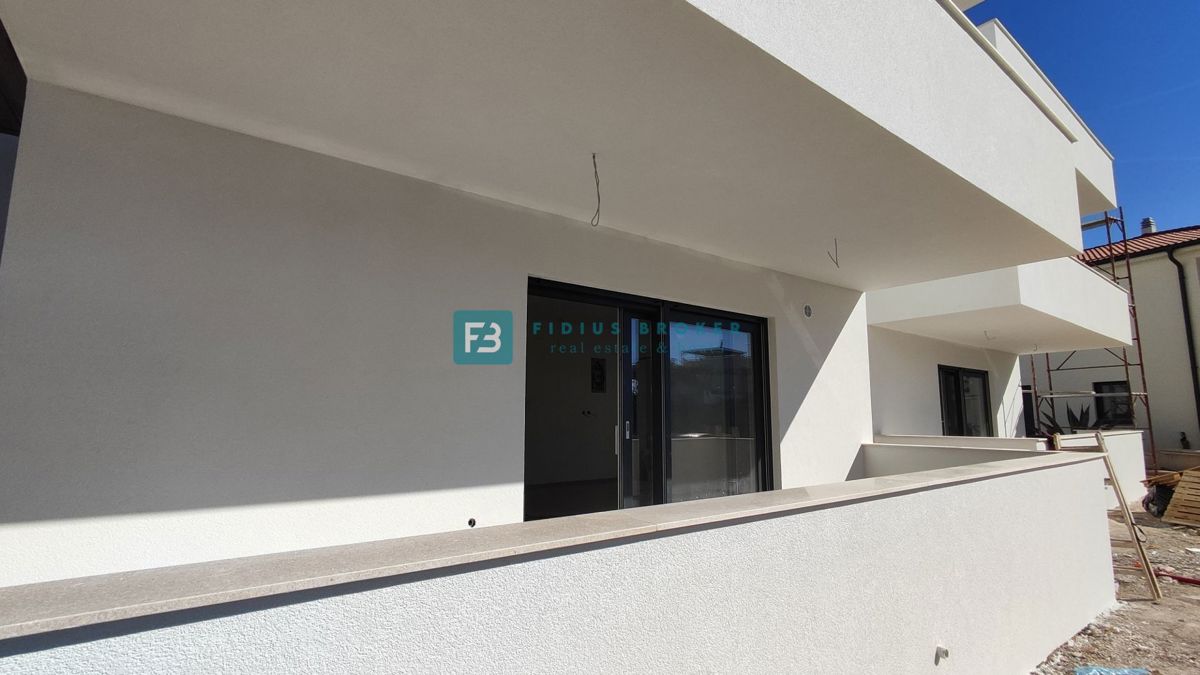 VODICE, novogradnja, pritličje, vrt 84 m2, 2 spavaće sobe