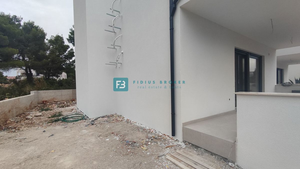 VODICE, novogradnja, pritličje, vrt 84 m2, 2 spavaće sobe