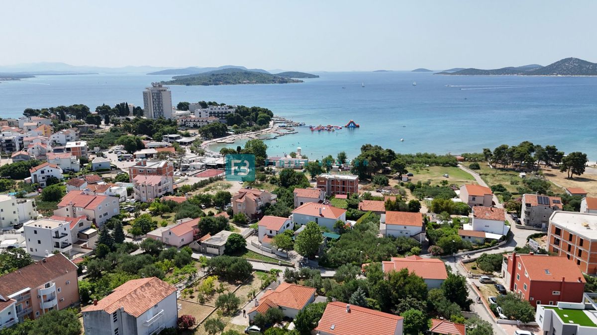 VODICE, novo, 200 m do plaže, vrstna hiša, pogled na morje, strešna terasa