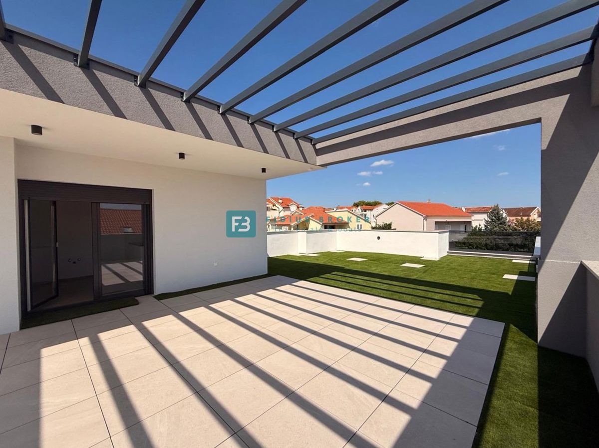 VODICE, novo, 200 m do plaže, vrstna hiša, pogled na morje, strešna terasa