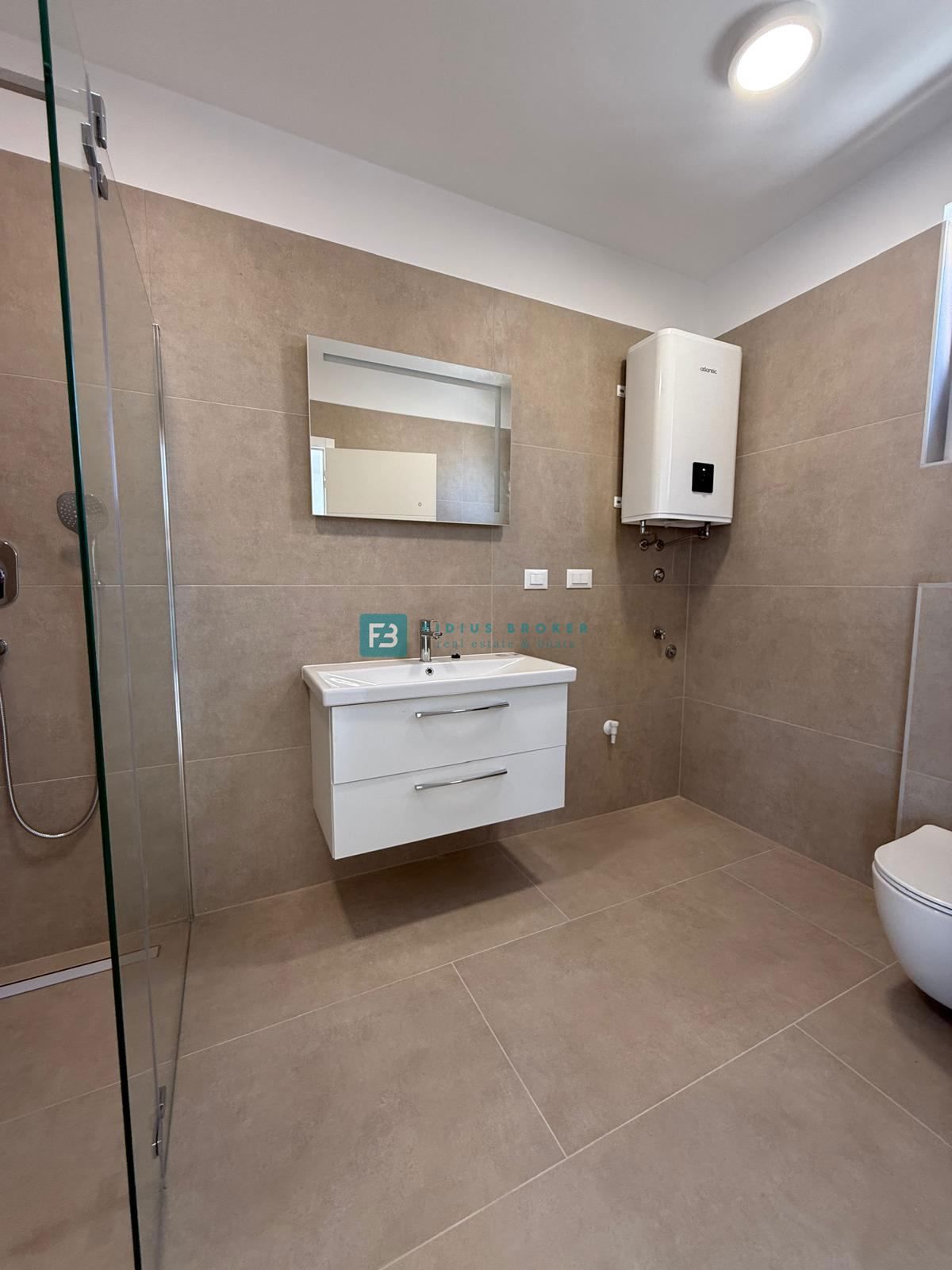 VODICE, novo, 200 m do plaže, vrstna hiša, pogled na morje, strešna terasa