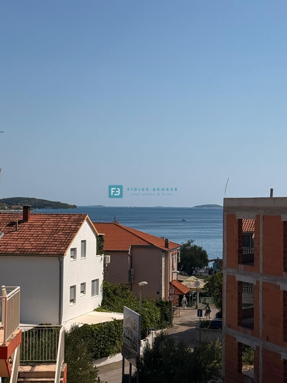 VODICE, novo, 200 m do plaže, vrstna hiša, pogled na morje, strešna terasa