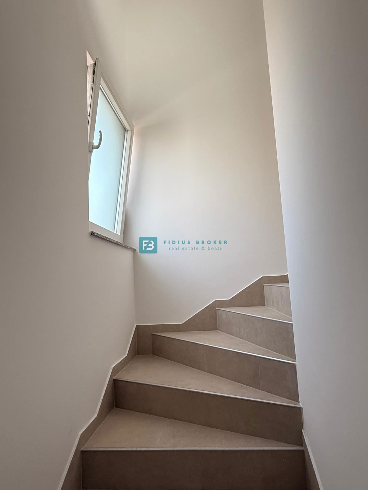 VODICE, novo, 200 m do plaže, vrstna hiša, pogled na morje, strešna terasa