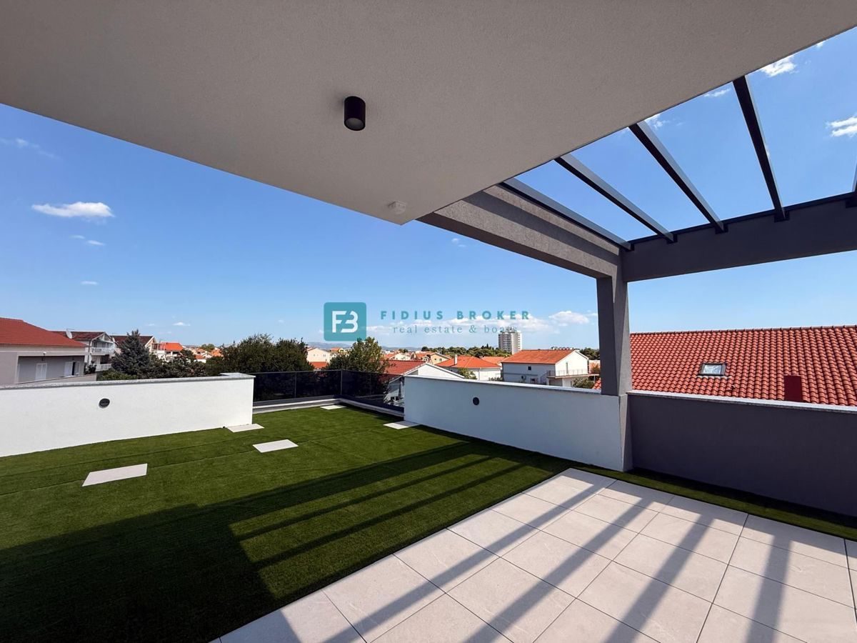 VODICE, novo, 200 m do plaže, vrstna hiša, pogled na morje, strešna terasa