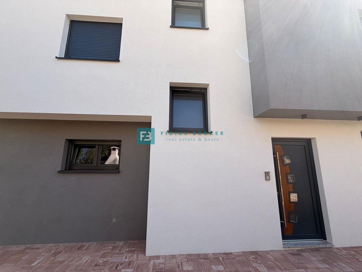 VODICE, novo, 200 m do plaže, vrstna hiša, pogled na morje, strešna terasa