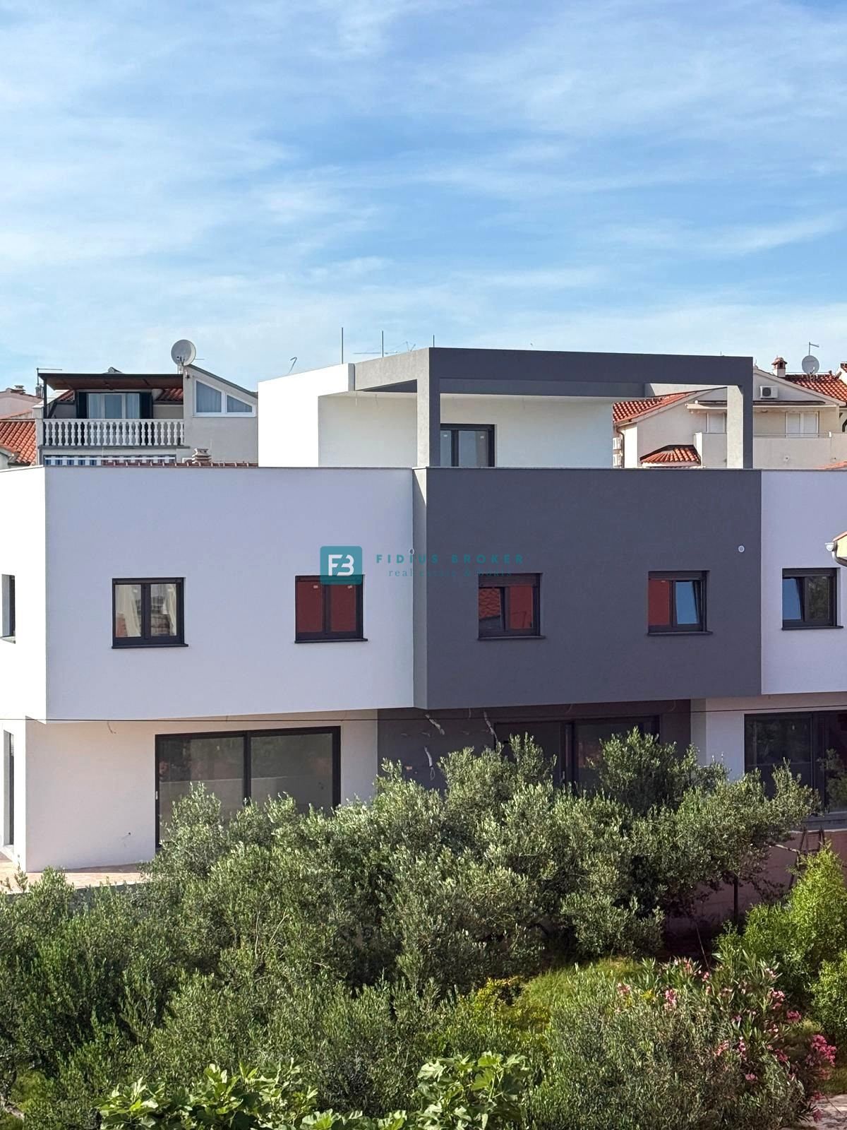 VODICE, novo, 200 m do plaže, vrstna hiša, pogled na morje, strešna terasa