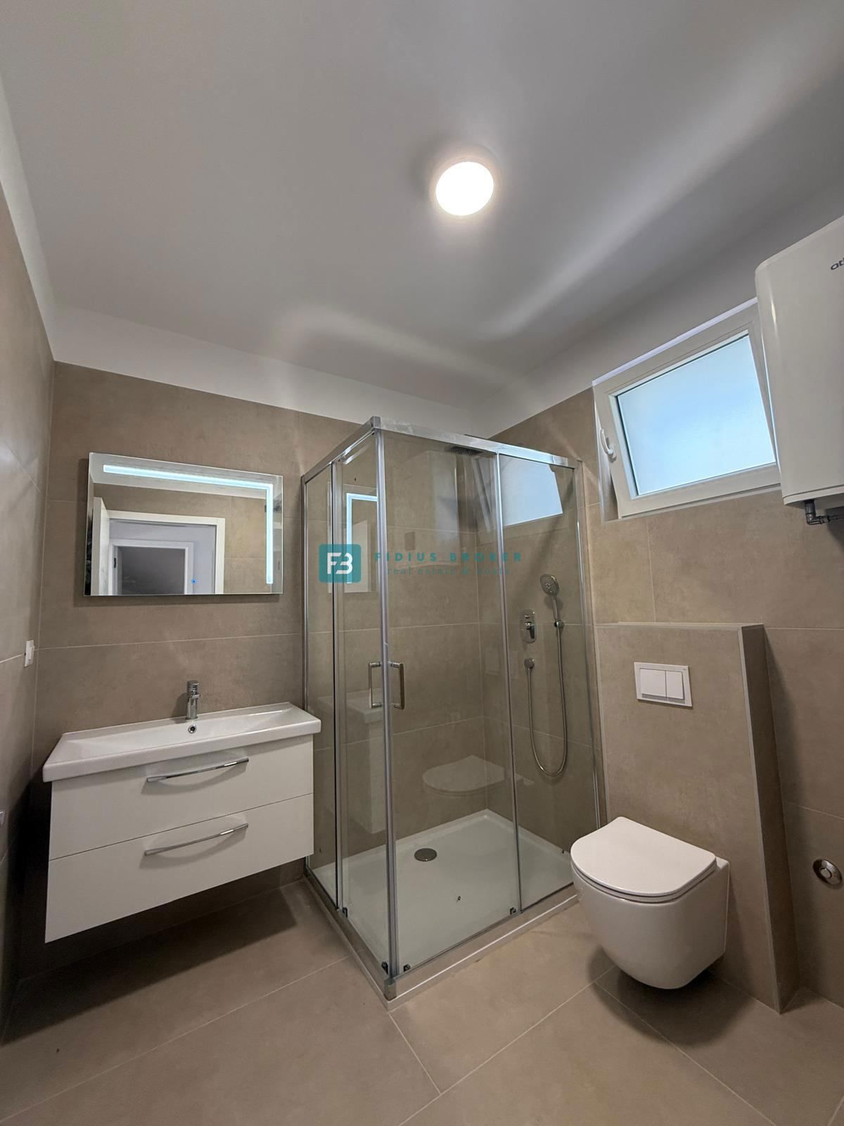 VODICE, novo, 200 m do plaže, vrstna hiša, pogled na morje, strešna terasa