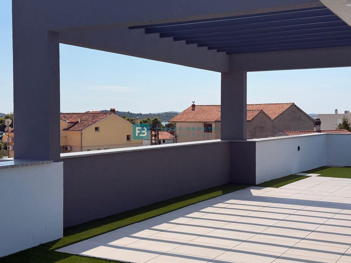 VODICE, novo, 200 m do plaže, vrstna hiša, pogled na morje, strešna terasa