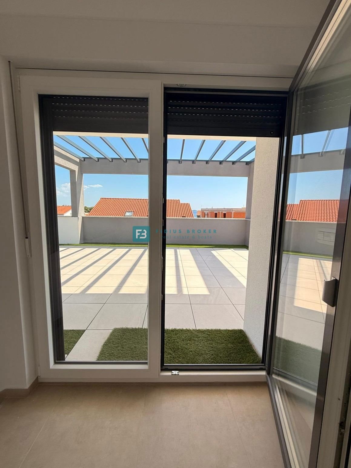 VODICE, novo, 200 m do plaže, vrstna hiša, pogled na morje, strešna terasa