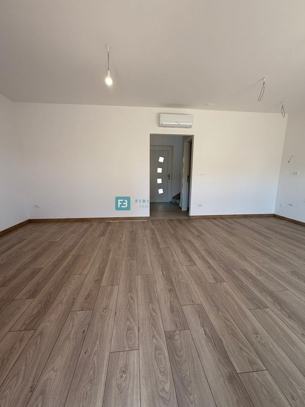 VODICE, novo, 200 m do plaže, vrstna hiša, pogled na morje, strešna terasa