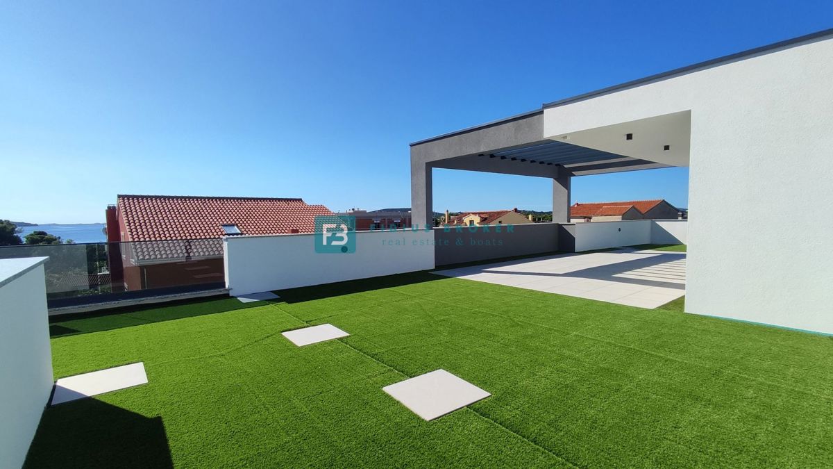 VODICE, novo, 200 m do plaže, vrstna hiša, pogled na morje, strešna terasa