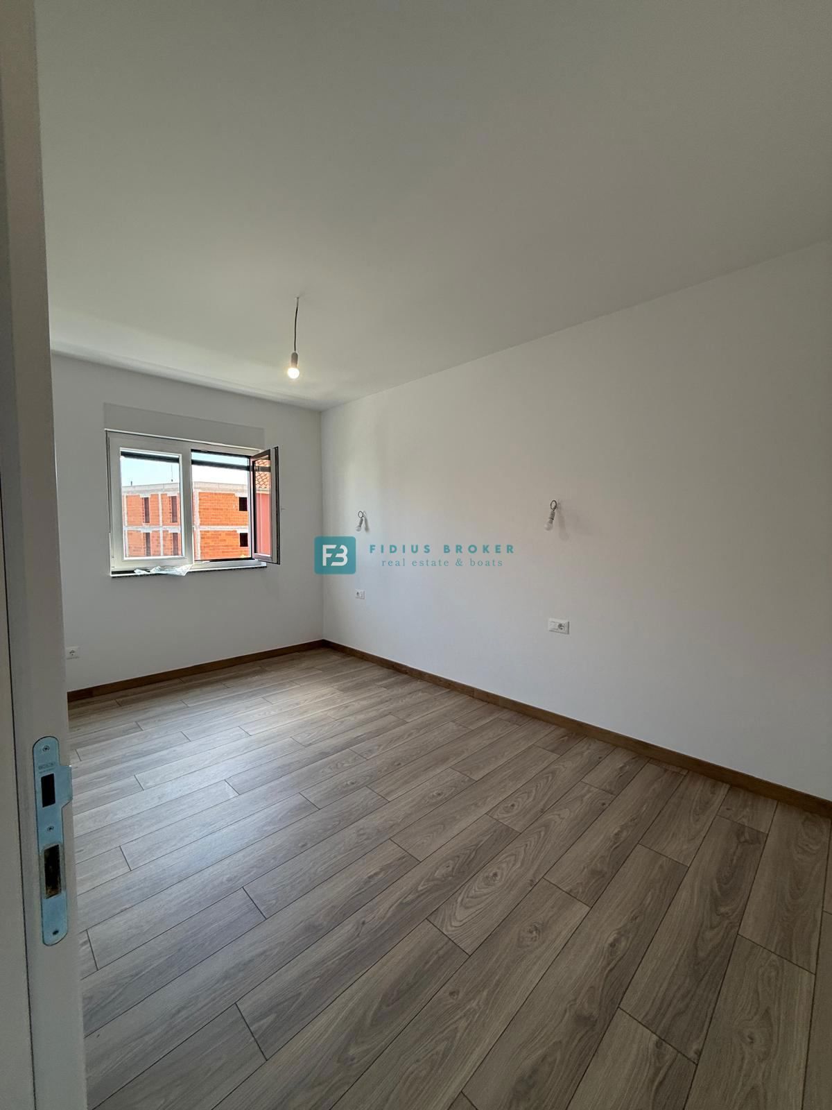 VODICE, novo, 200 m do plaže, vrstna hiša, pogled na morje, strešna terasa