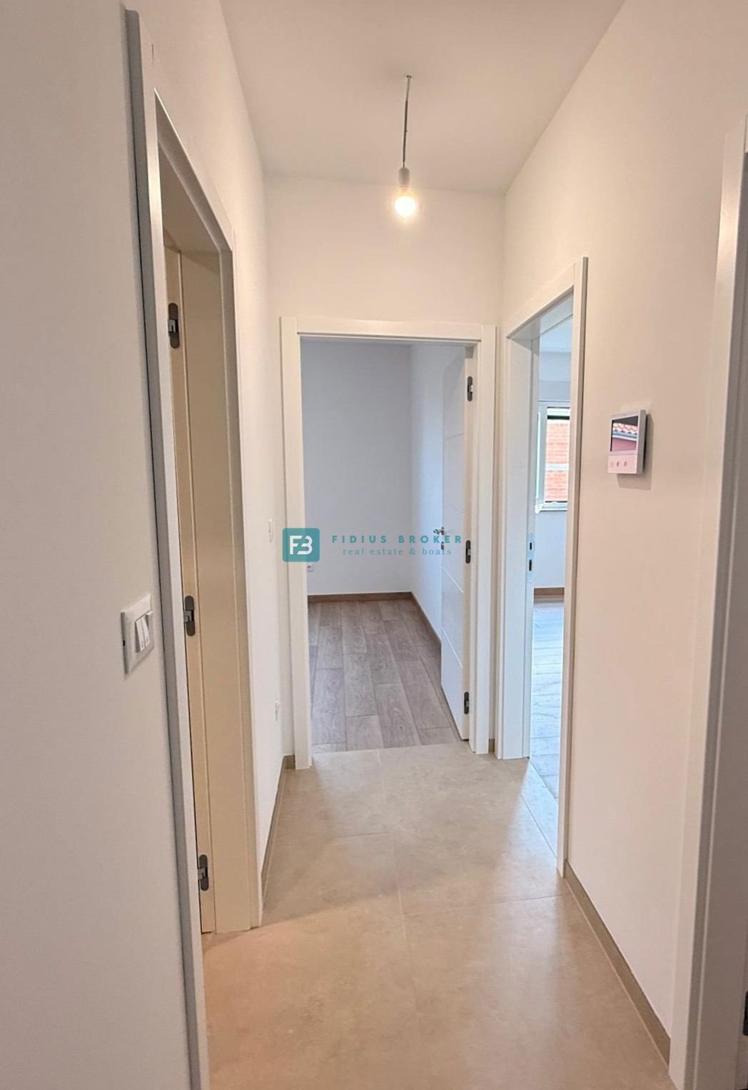 VODICE, novo, 200 m do plaže, vrstna hiša, pogled na morje, strešna terasa