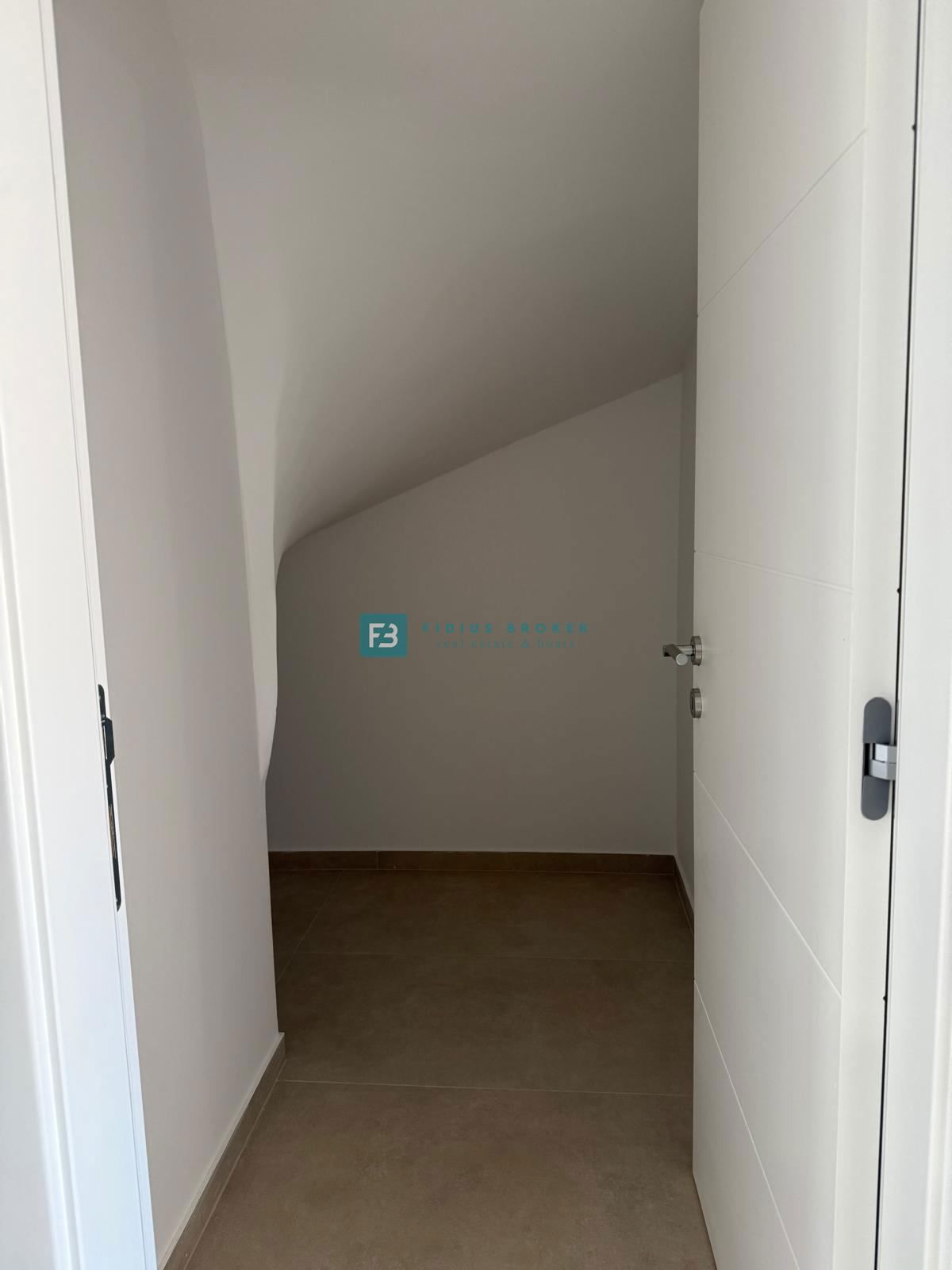 VODICE, novo, 200 m do plaže, vrstna hiša, pogled na morje, strešna terasa