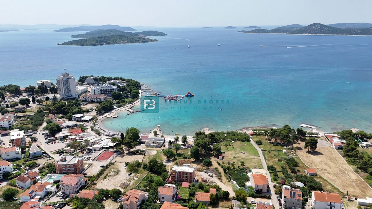 VODICE, novo, 200 m do plaže, vrstna hiša, pogled na morje, strešna terasa