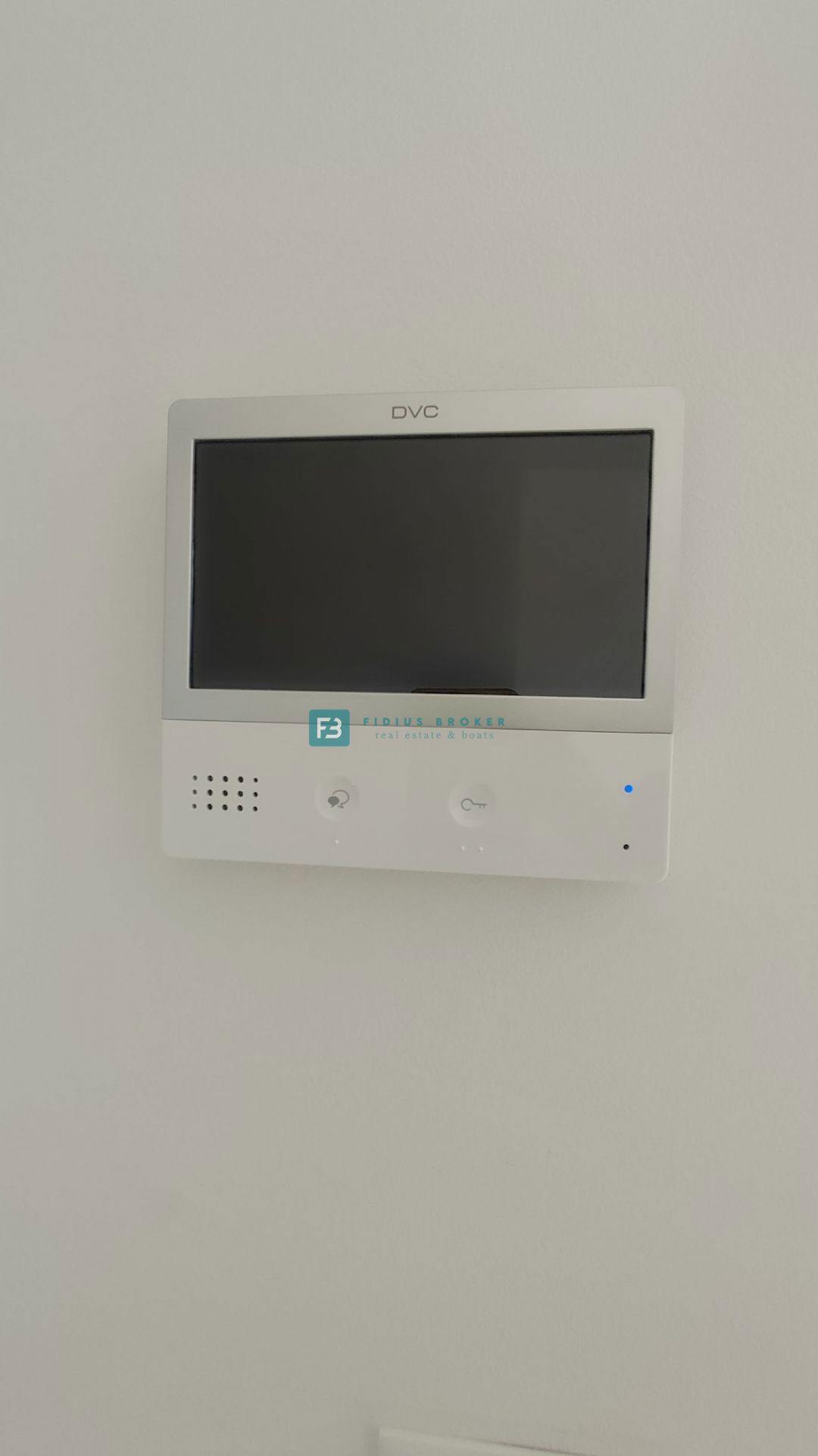 VODICE, novo, 200 m do plaže, vrstna hiša, pogled na morje, strešna terasa