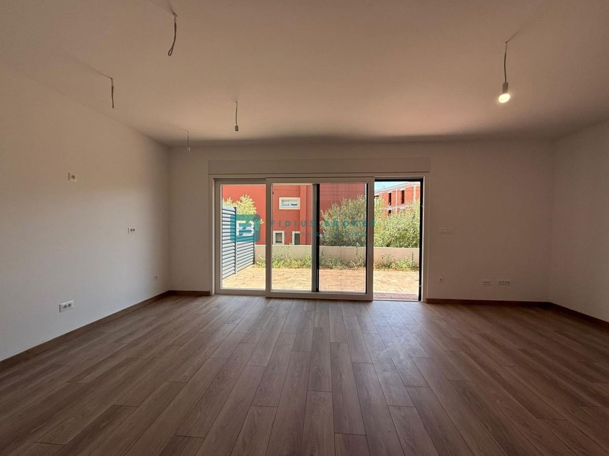 VODICE, novo, 200 m do plaže, vrstna hiša, pogled na morje, strešna terasa