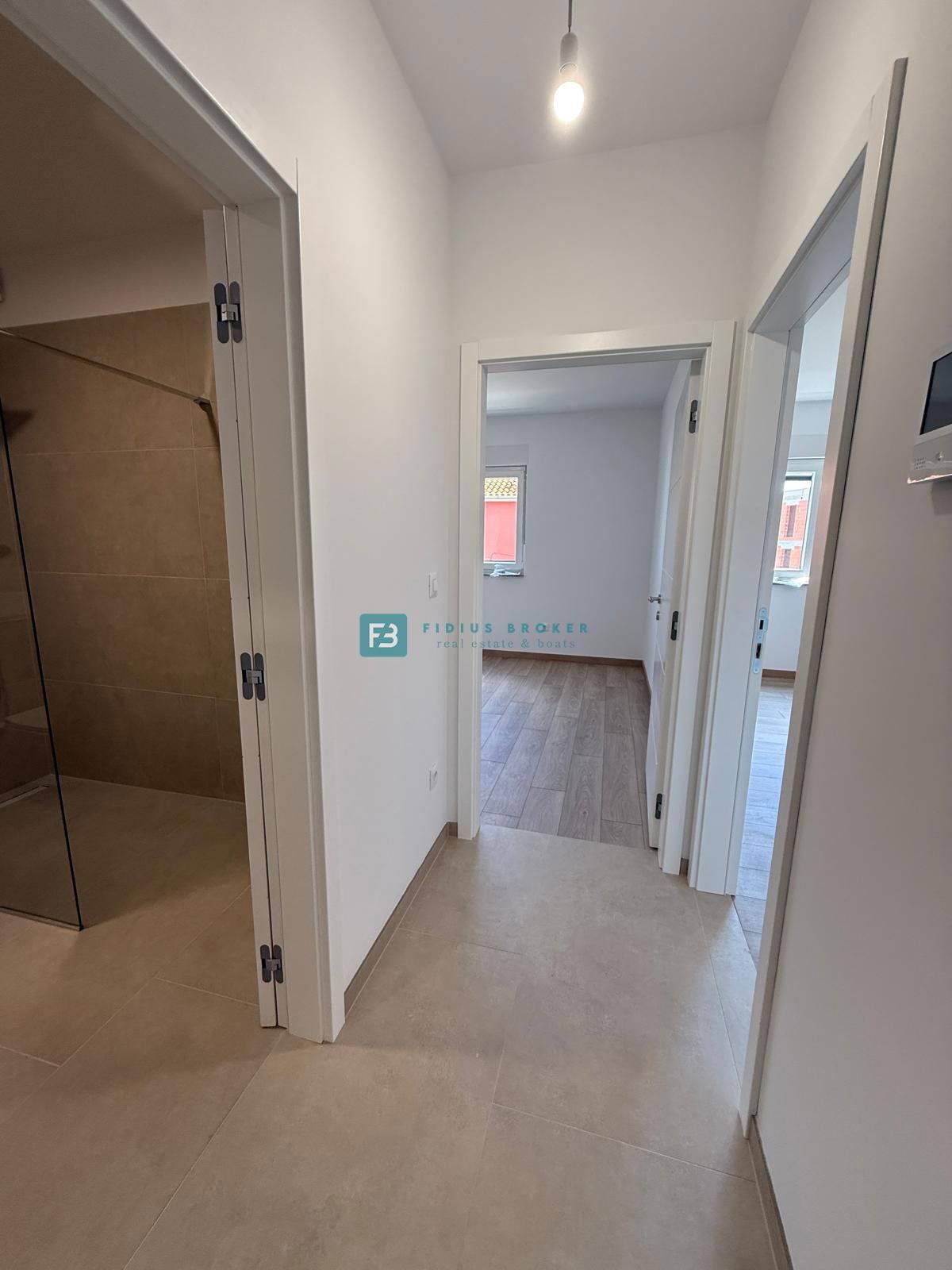 VODICE, novo, 200 m do plaže, vrstna hiša, pogled na morje, strešna terasa