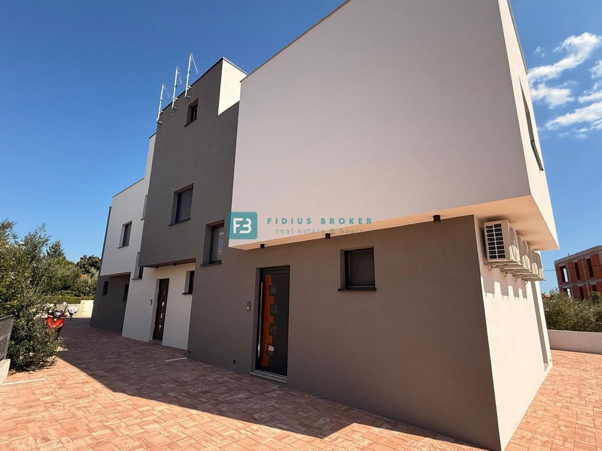 VODICE, novo, 200 m do plaže, vrstna hiša, pogled na morje, strešna terasa