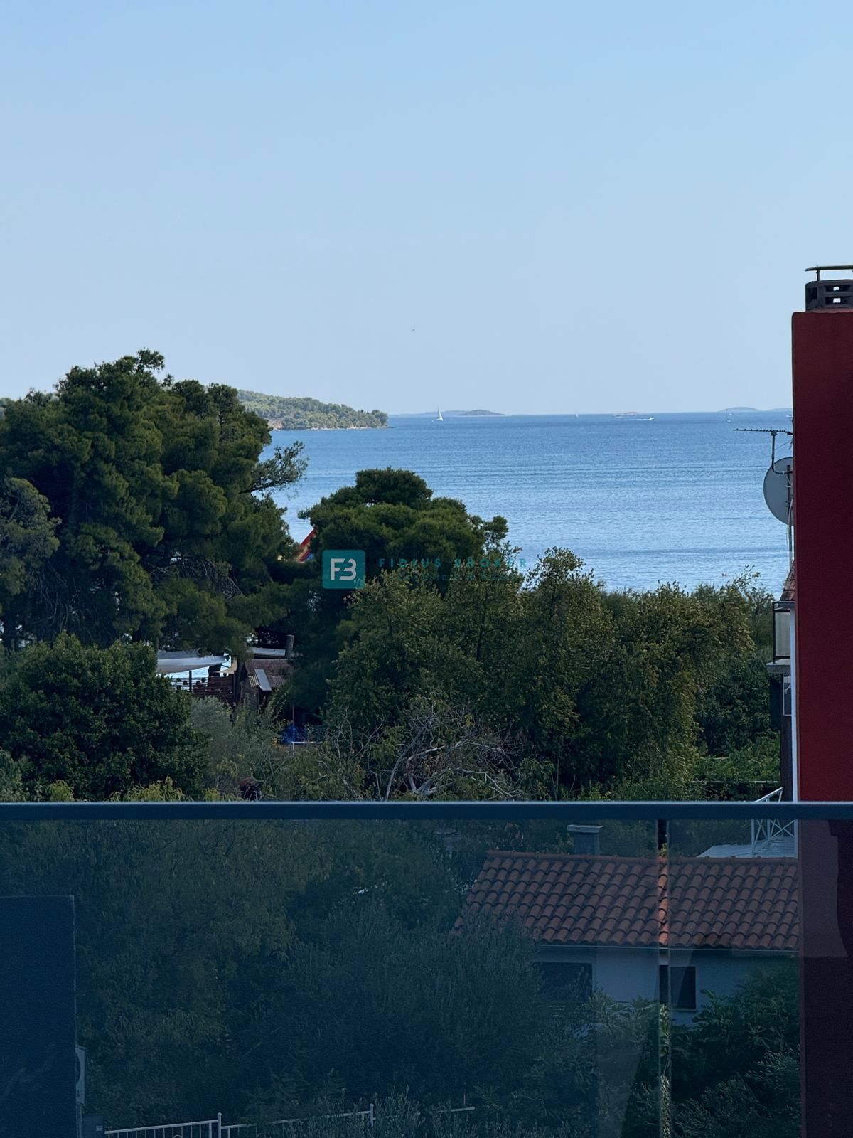 VODICE, novo, 200 m do plaže, vrstna hiša, pogled na morje, strešna terasa