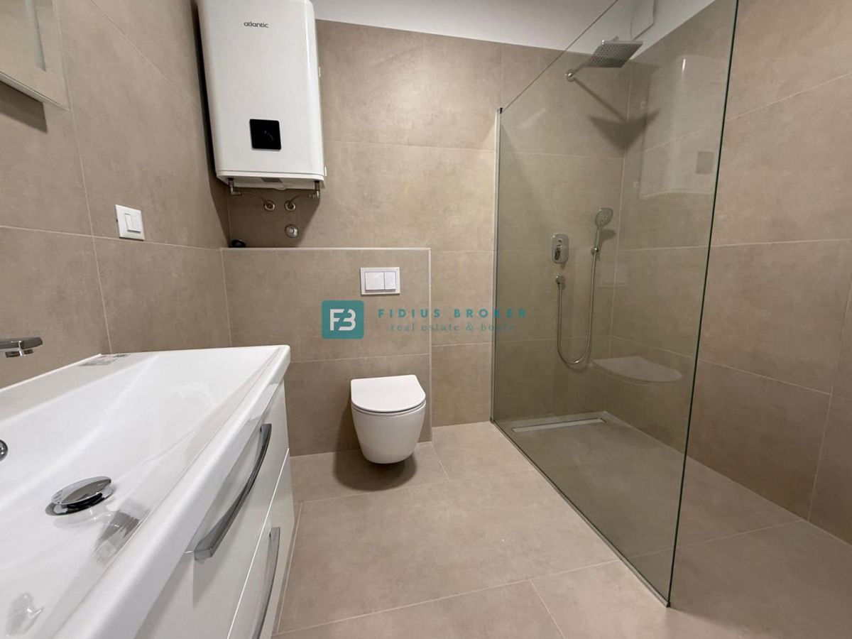 VODICE, novo, 200 m do plaže, vrstna hiša, pogled na morje, strešna terasa