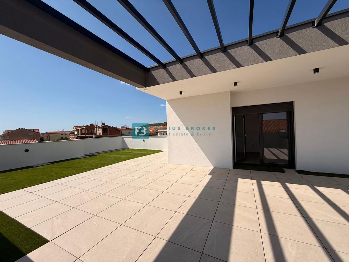 VODICE, novo, 200 m do plaže, vrstna hiša, pogled na morje, strešna terasa