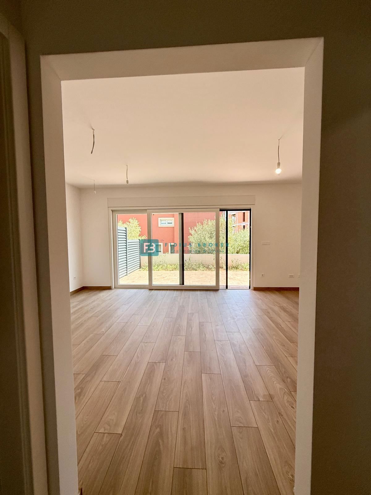 VODICE, novo, 200 m do plaže, vrstna hiša, pogled na morje, strešna terasa