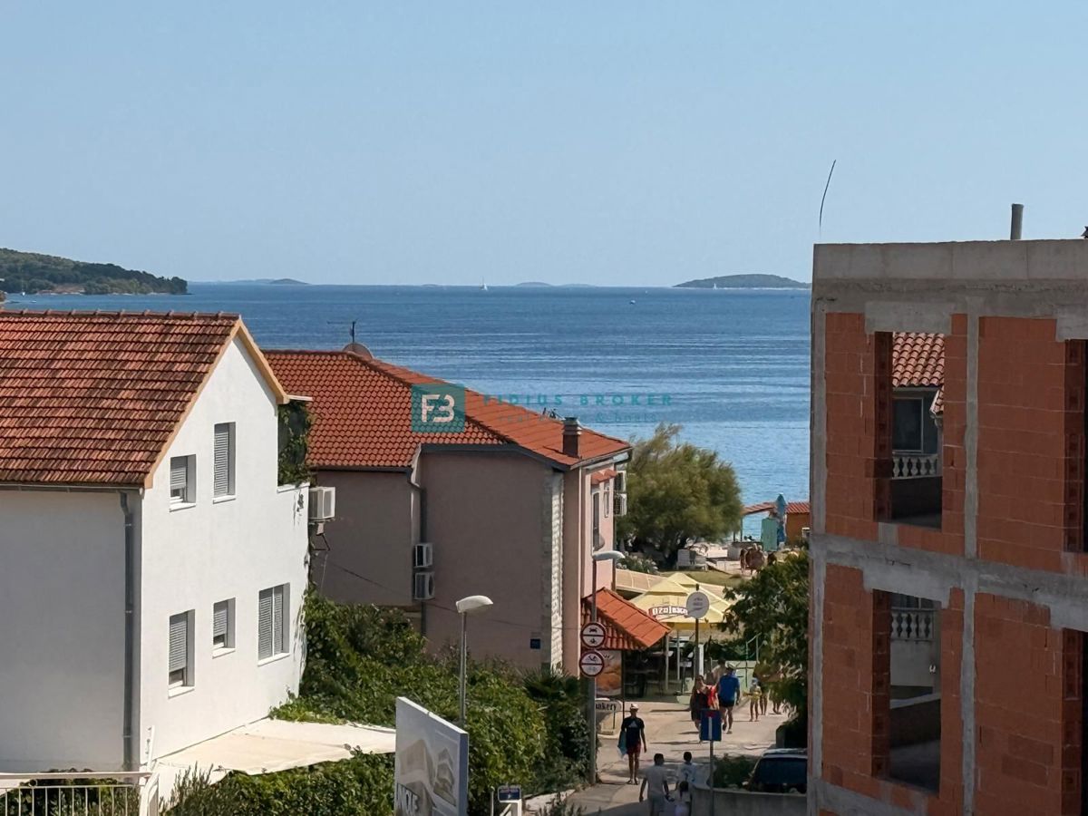 VODICE, novo, 200 m do plaže, vrstna hiša, pogled na morje, strešna terasa