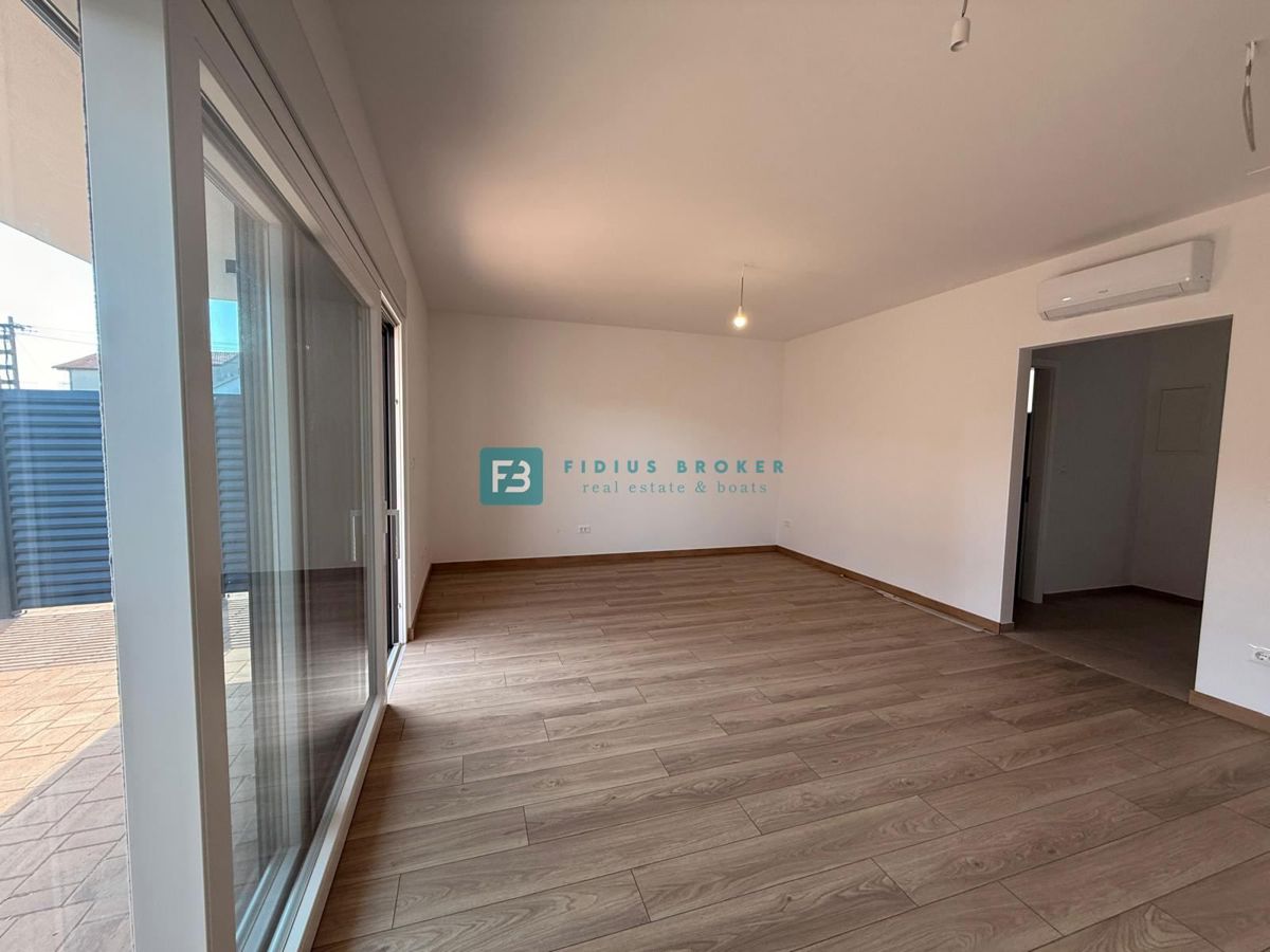 VODICE, novo, 200 m do plaže, vrstna hiša, pogled na morje, strešna terasa