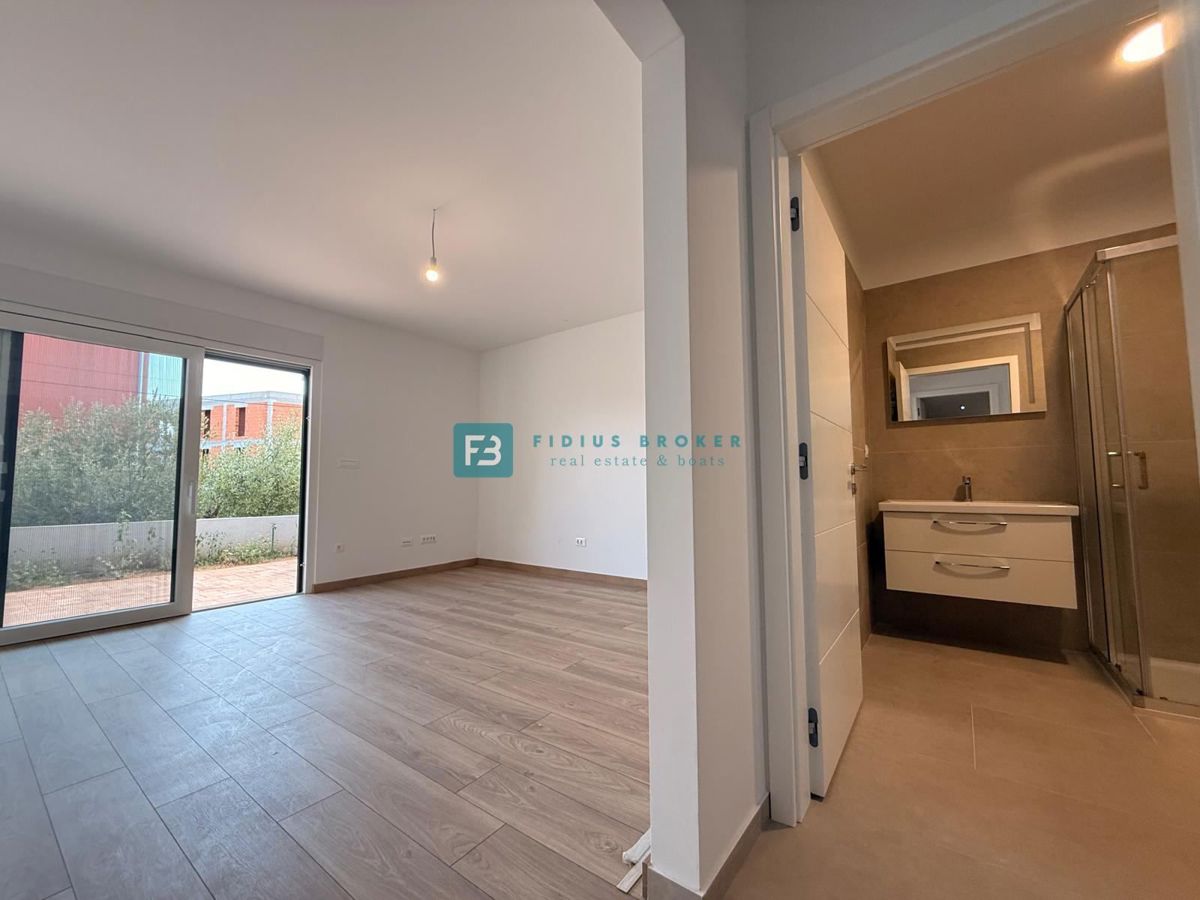 VODICE, novo, 200 m do plaže, vrstna hiša, pogled na morje, strešna terasa