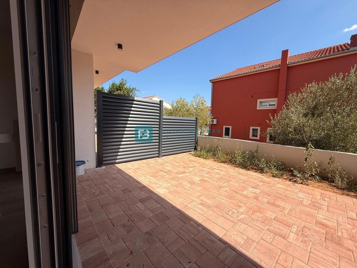 VODICE, novo, 200 m do plaže, vrstna hiša, pogled na morje, strešna terasa