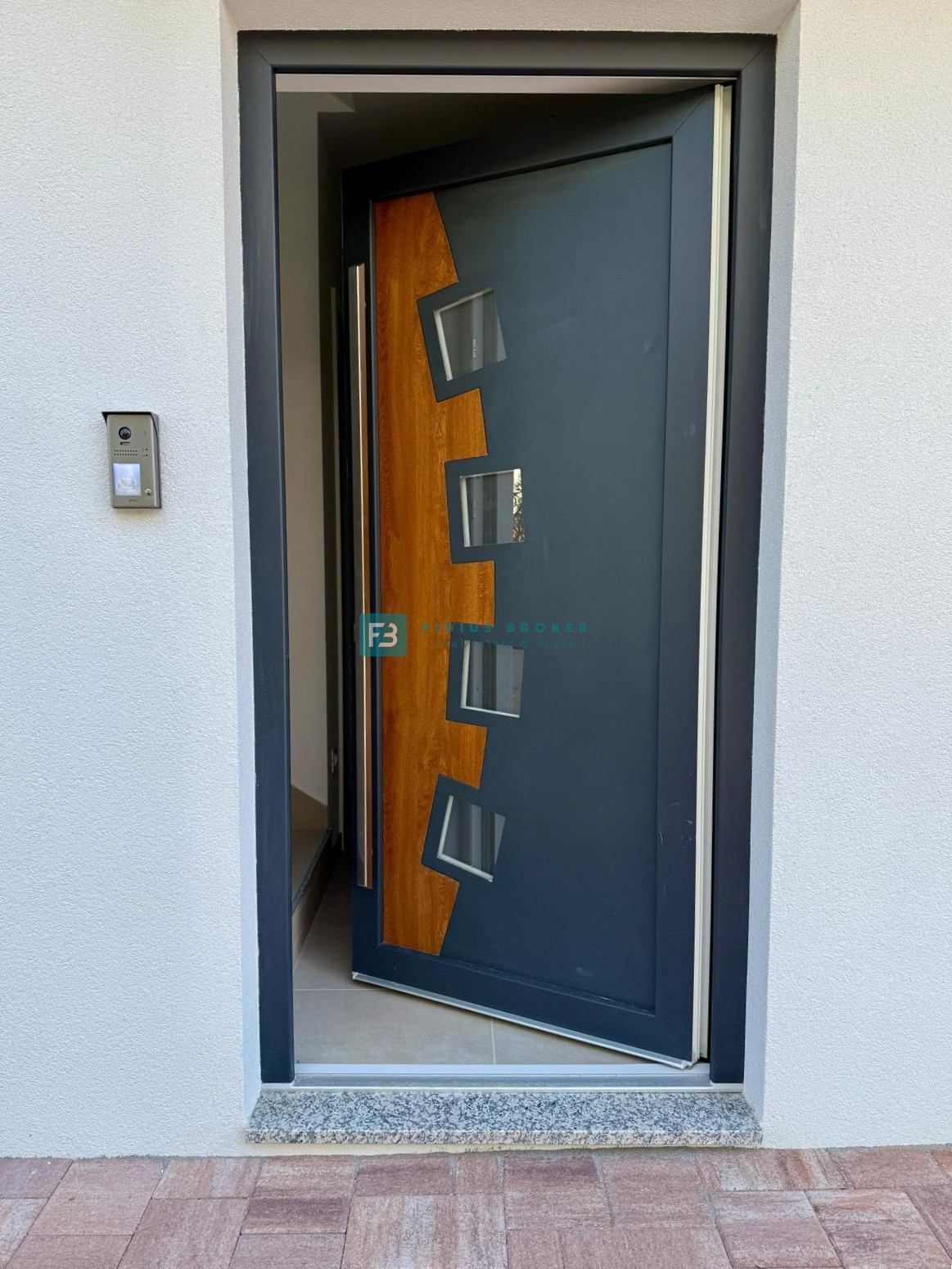 VODICE, novo, 200 m do plaže, vrstna hiša, pogled na morje, strešna terasa