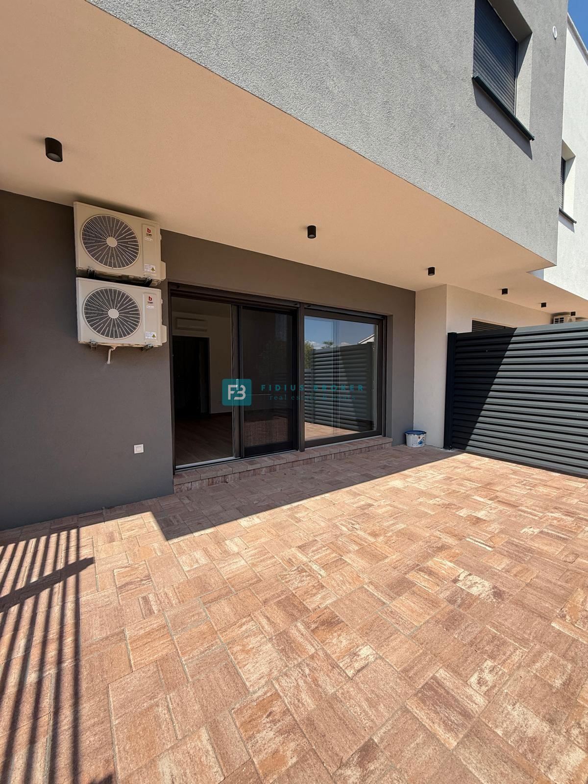 VODICE, novo, 200 m do plaže, vrstna hiša, pogled na morje, strešna terasa