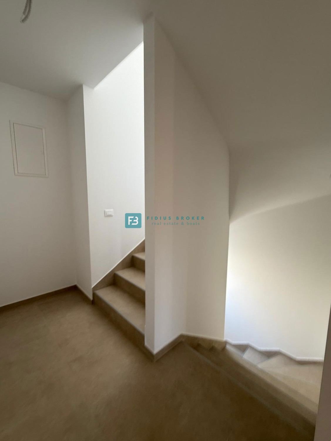 VODICE, novo, 200 m do plaže, vrstna hiša, pogled na morje, strešna terasa