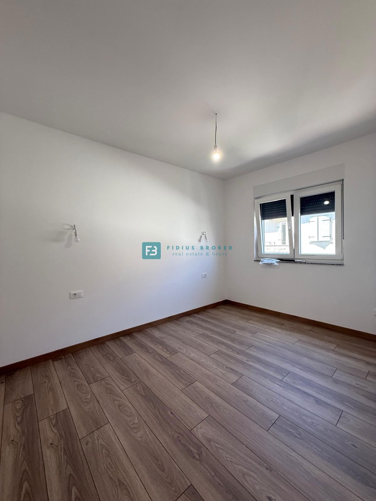 VODICE, novo, 200 m do plaže, vrstna hiša, pogled na morje, strešna terasa