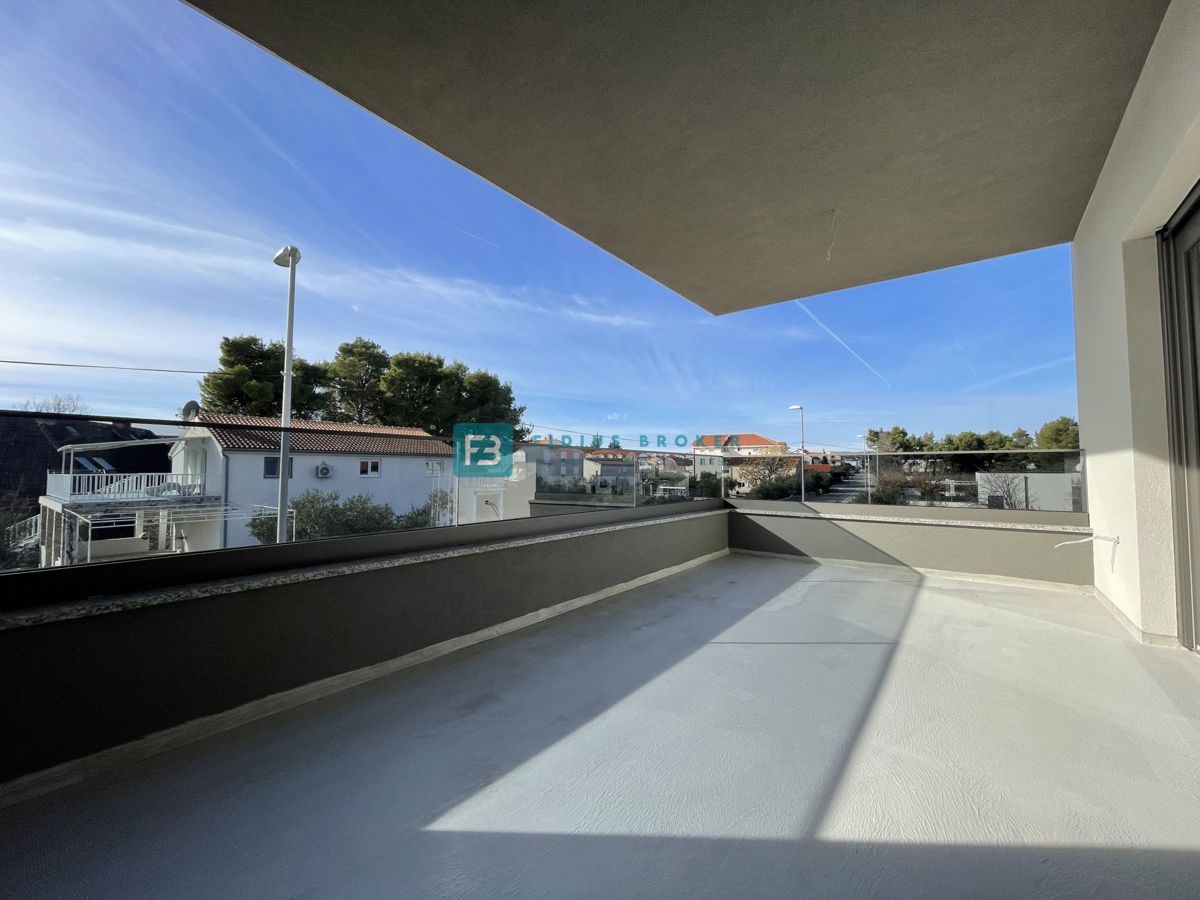 SRIMA, novo, 300 m od plaže, pogled na morje, 3 spalnice, 2 parkirni mesti