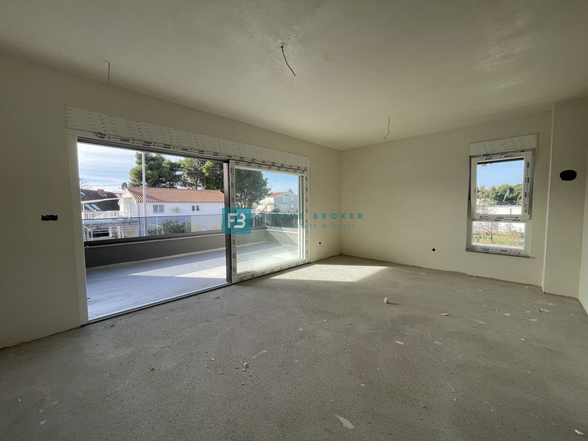 SRIMA, novo, 300 m od plaže, pogled na morje, 3 spalnice, 2 parkirni mesti