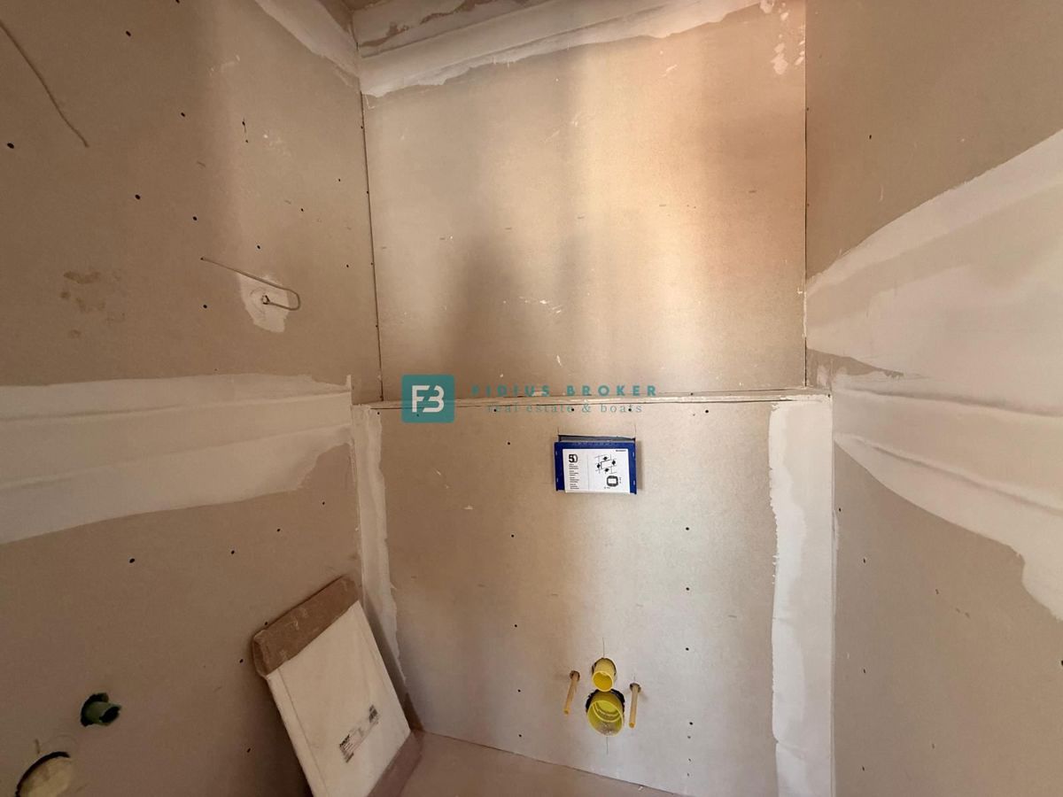 VODICE, moderno stanovanje, 2 spalnici, terasa, 700 m do plaže