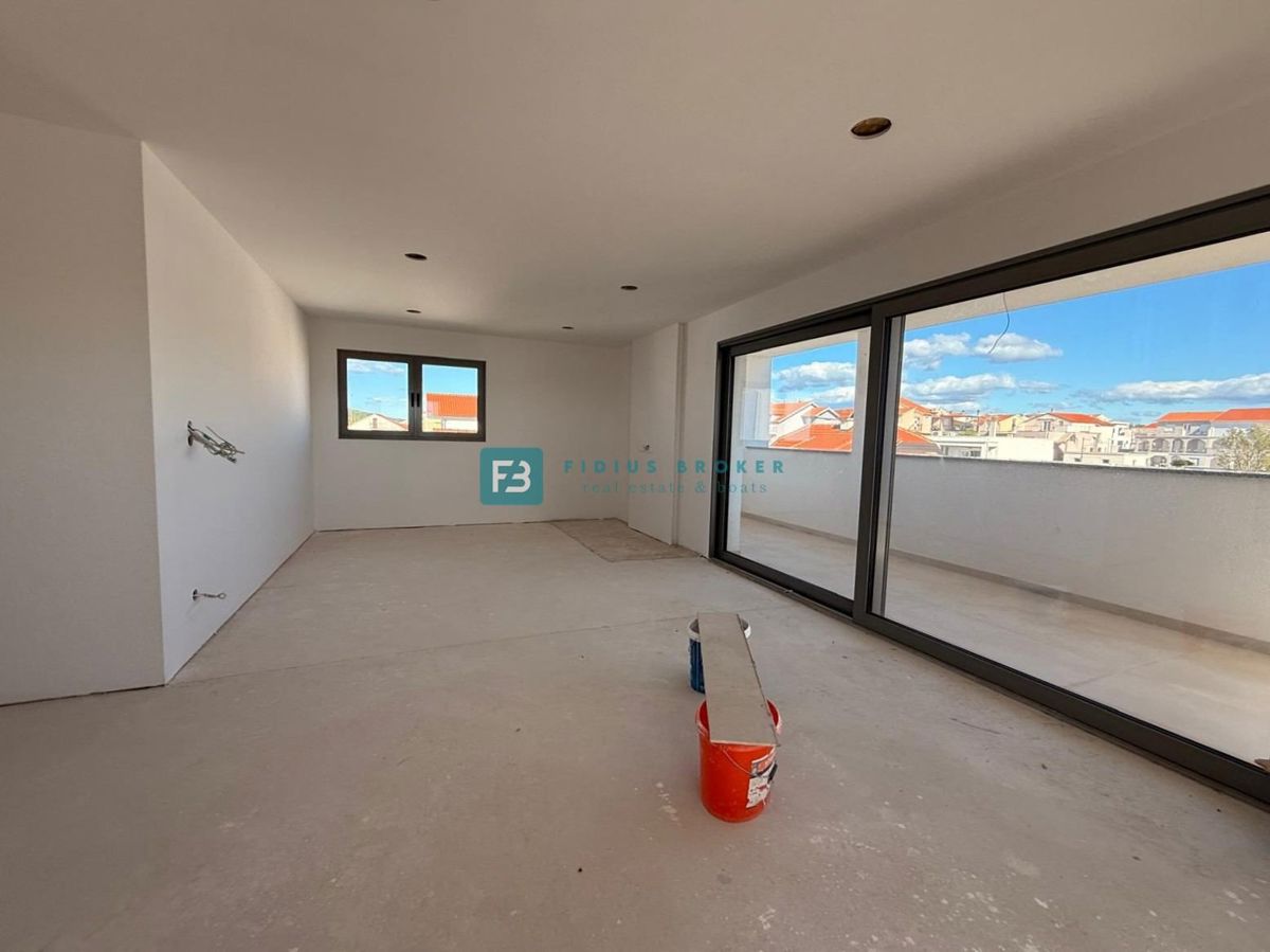 VODICE, moderno stanovanje, 2 spalnici, terasa, 700 m do plaže