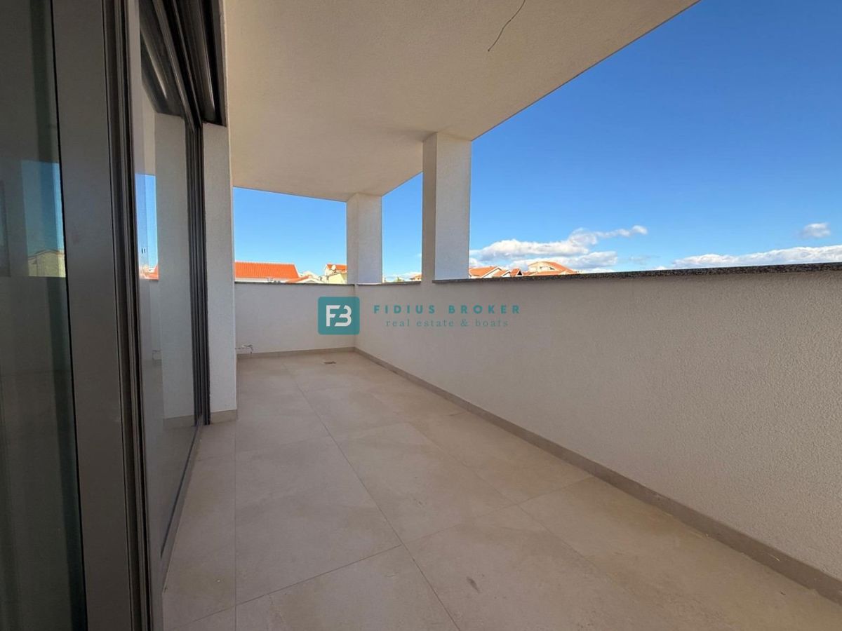 VODICE, moderno stanovanje, 2 spalnici, terasa, 700 m do plaže