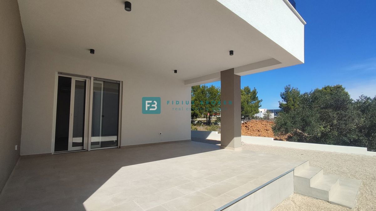 VODICE, novo, dokončano, pritličje, vrt 117 m2, mirna lokacija