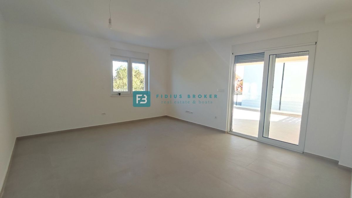 VODICE, novo, dokončano, pritličje, vrt 117 m2, mirna lokacija