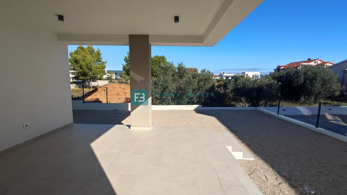 VODICE, novo, dokončano, pritličje, vrt 117 m2, mirna lokacija