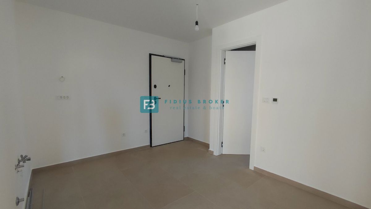 VODICE, novo, dokončano, pritličje, vrt 117 m2, mirna lokacija